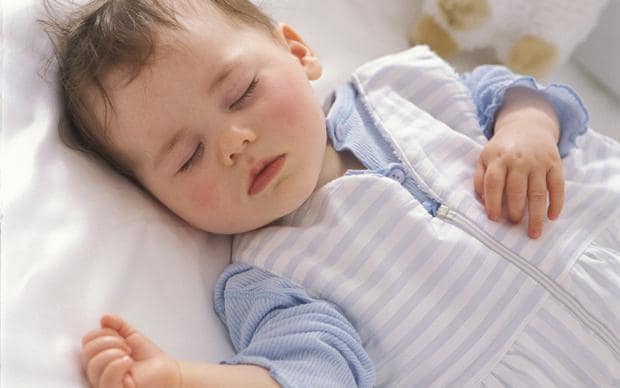 como abrigar a tu bebe para dormir en invierno